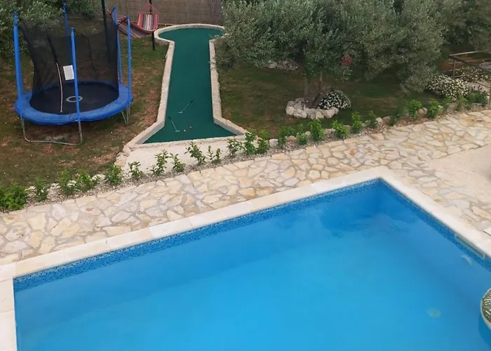 Holiday House M&A&K With Swimming Pool