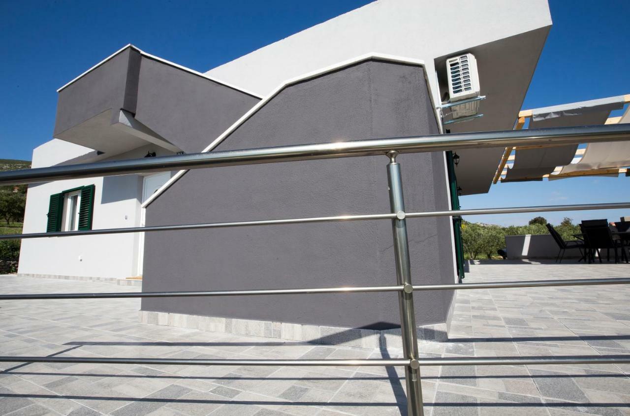 House M&a&k With Swimming Pool