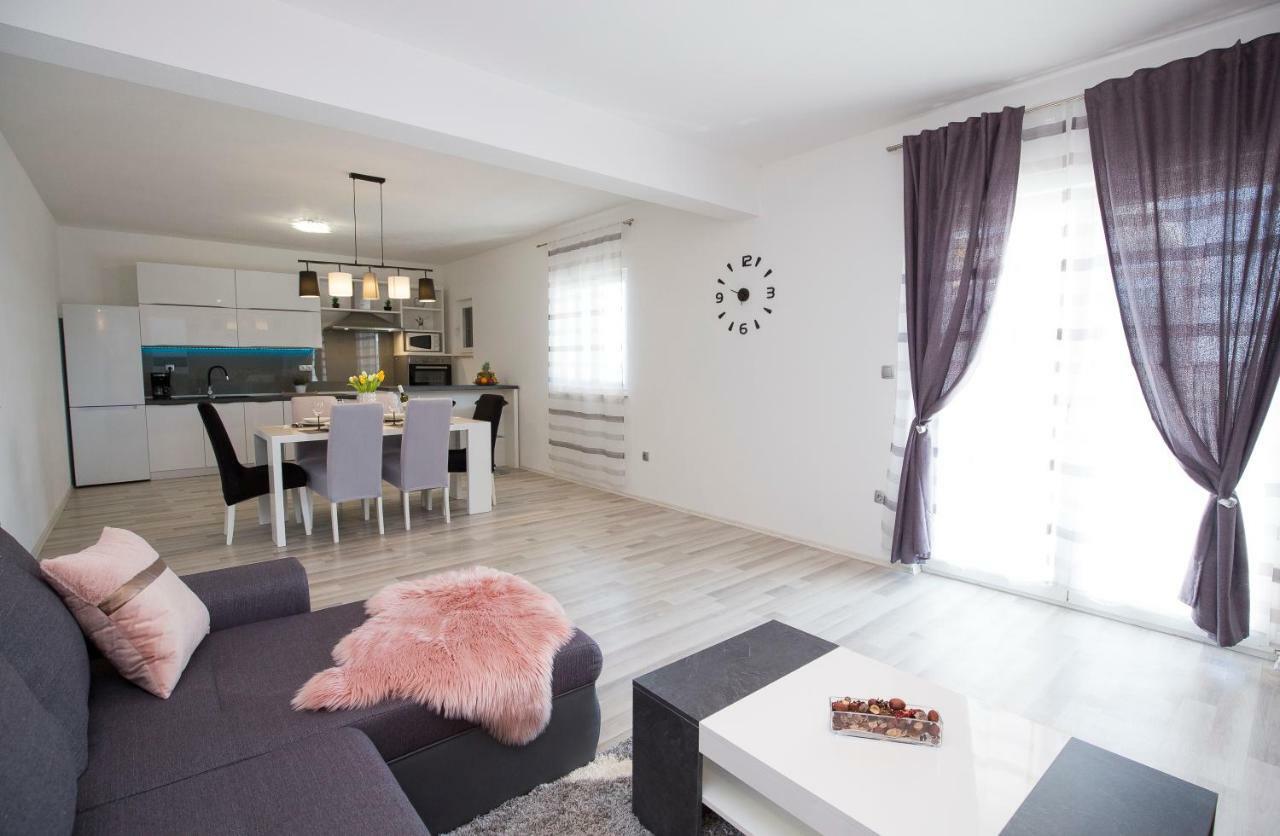 House M&a&k With Swimming Pool Kastel Stafilic