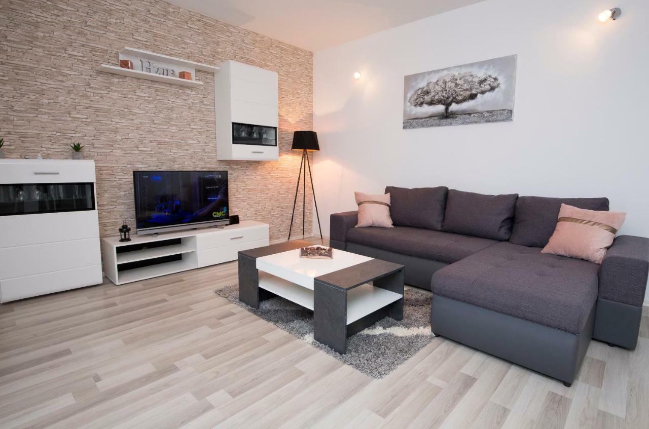 House M&a&k With Swimming Pool Holiday home
